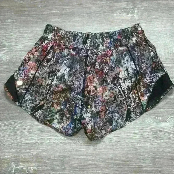 Lululemon Hotty Hot Short II *2.5"
Vitalize Multi / Black- 4 - very good shape - Picture 9 of 12